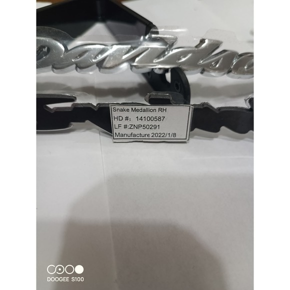 HARLEY DAVIDSON GENUINE FLTRX  GAS TANK MEDALLIONS EMBLEMS 14100587 RH ONLY SET - Picture 2 of 7